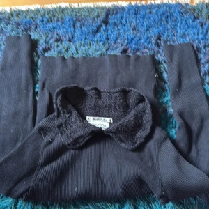 Super unik ribbad tröja med stickat runt kragen - Super snygg och unik tröja. Är i barn storlek 14y men passar mig som har xs-s i tröjor. Den har långa armar/ modell  så passar dom som har xs-s i storlek och dom som är 170cm hade jag sagt. Väldigt Stretchigt matrial 