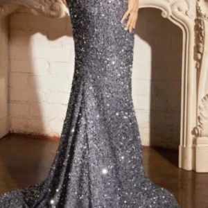Balklänning  - Säljer en superglittrig silverfärgad långklänning med offshoulder-modell. Klänningen har figurnära passform och är täckt av paljetter som verkligen fångar ljuset. Perfekt för bal eller när du vill sticka ut på röda mattan. Balklänning köpt på proms & weddings, använd 1 gång, mycket bra skick. Köpt för 4000