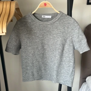 Storlek L sitter som S/M - En jättefin och bekväm stickad tröja från Zara. Den är storlek L men är väldigt liten i storlek, sitter mer som S/M. Fint skick och använd sparsamt!!💗Kontakta vid frågor