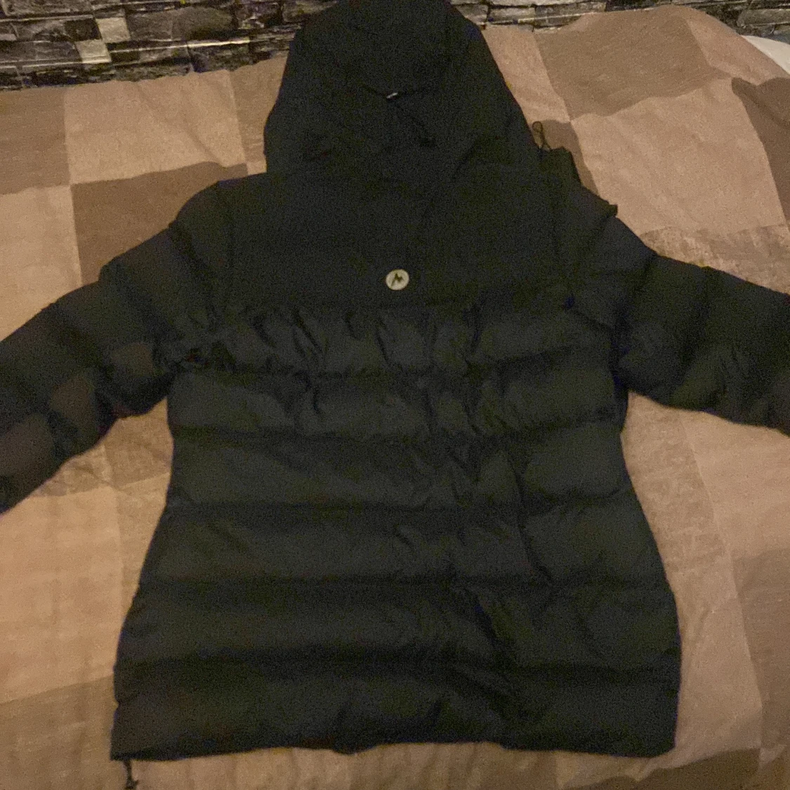 Svart dunjacka från Marmot med huva - 2