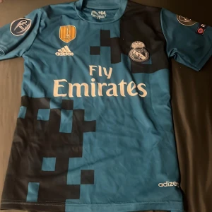 Real Madrid tröja 2017 club world cup - Den är i storlek 164. Har inte används så mycket. Pris kan diskuteras. Vi erbjuder bra och säkert frakt✅