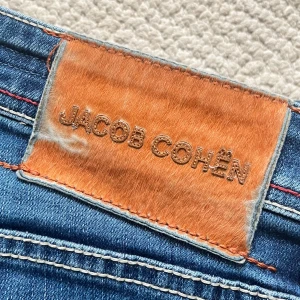 Jacob cohën jeans nick - Jacob cohën jeans. Väldigt trevliga! i storleken W35 . Mått A: 44 cm B: 108 cm. Inga större defekter, modellen är 180 cm 75 kg! 