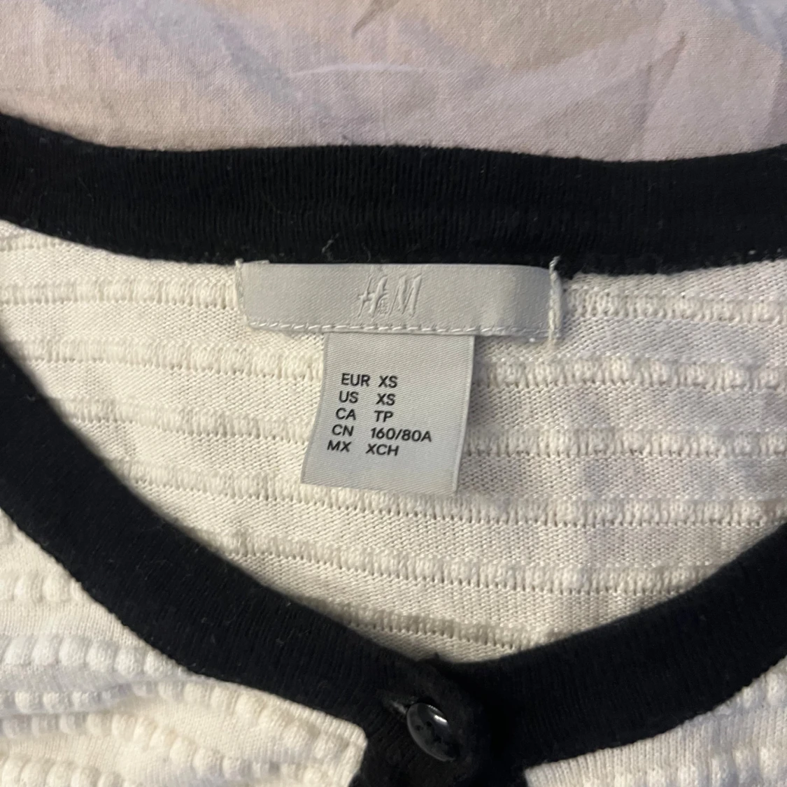 Vit kofta med svarta detaljer och trekvartsarmar från hm - 1