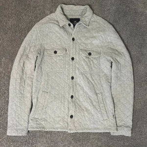 Lexington Jacka - Tja säljer nu en ljusgrå jacka från lexington i storlek S för endast 599kr! Pris är ej hugget i sten, hör av er i dm vid funderingar 🙌