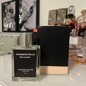 Cinnamon Rolls Eau de Parfum - Unik parfym med modern design, skapad av Theodoros Kalotinis. Flaskan innehåller 50ml. Perfekt för dig som vill sticka ut med något annorlunda och trendigt.