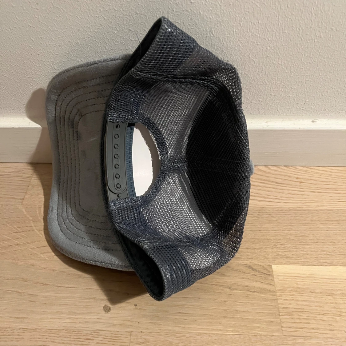 Grå velvetkeps från Revenite - 1