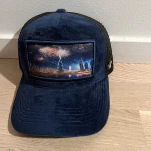 Blå velvetkeps från Natone - Hej! Säljer nu min mörkblåa snygga velvetkeps från Natone! Denna keps är väldigt speciell, de släppte endast ett begränsat antal kepsar. Kepsen har nästan aldrig använts och är precis som ny! Nypris är 399kr! Köparen står för frakten och betalningen sker via Swish! Ha en bra dag! MVH Hector