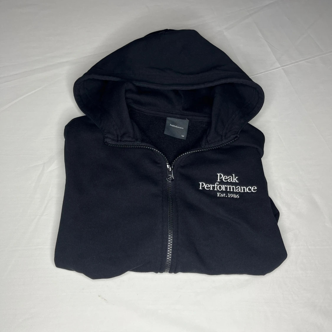 Svart hoodie från Peak Performance