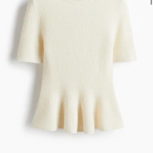 LÄS!! - Om det är Någon som säljer denna jätte fina topp från hm i xs kontakta mig så hade jag velat köpa❤️
