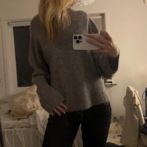 Grå stickad tröja  - Superfin grå stickad tröja från Gina💕använd men fortfarande i bra skick.