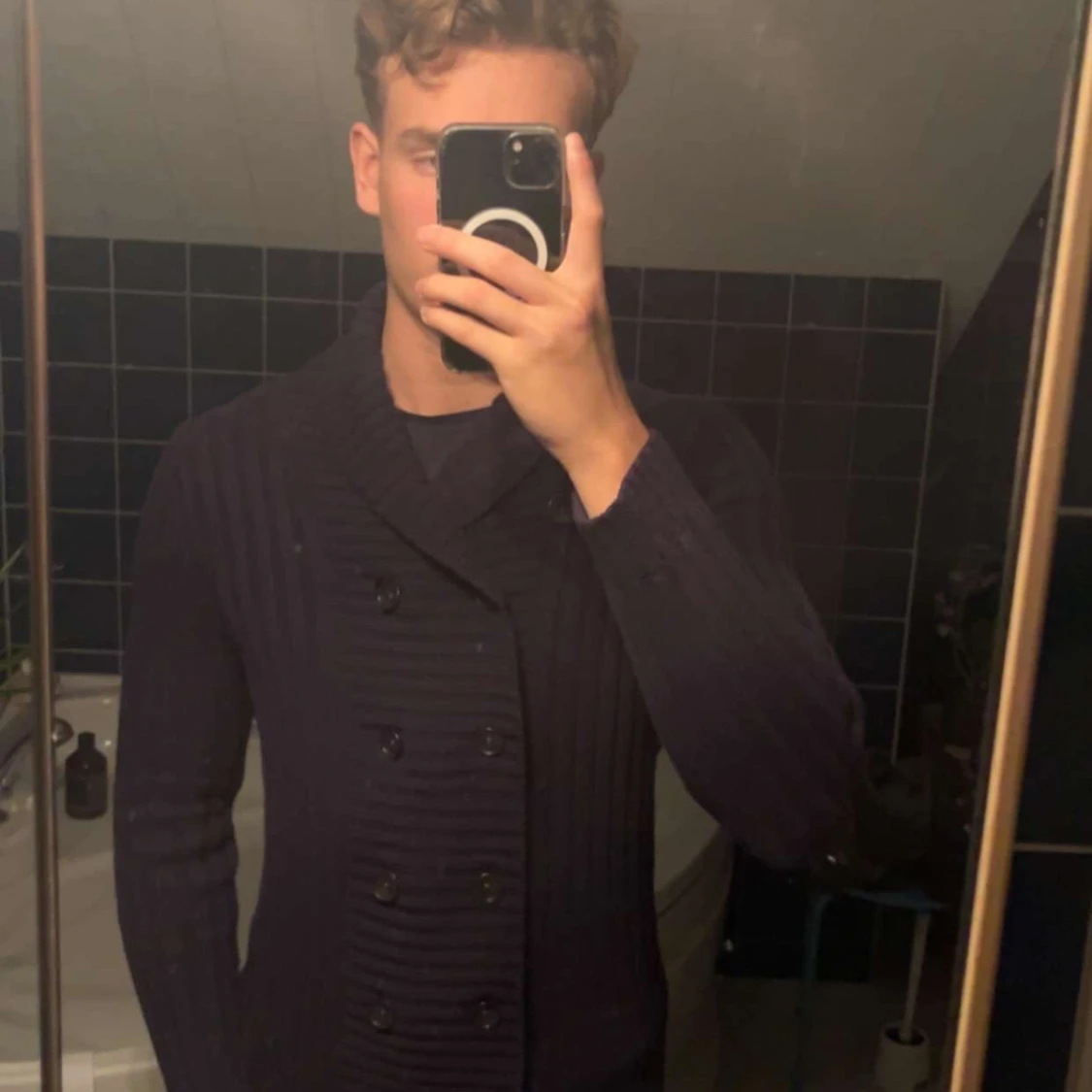 Mörkblå ribbad kofta med knappar