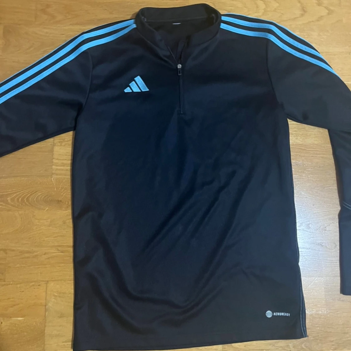 Svart Adidas half zip tröja S