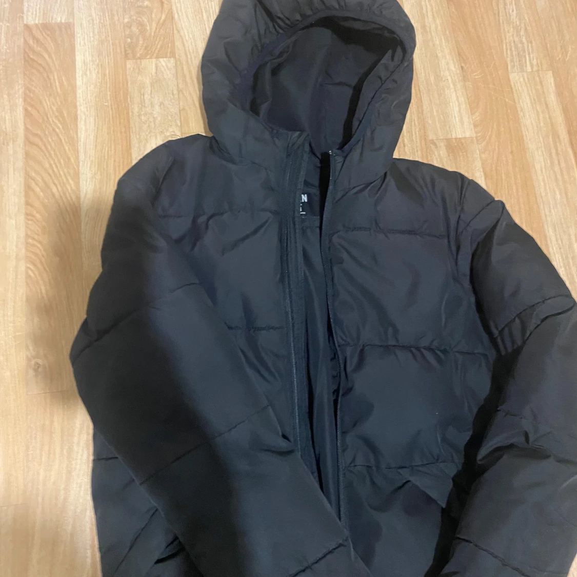 Svart pufferjacka från FSBN med huva - 1