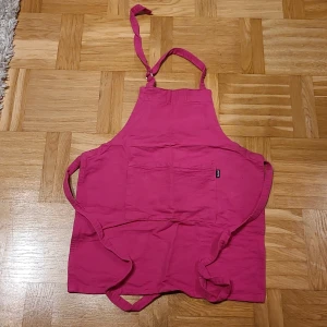 Förkläde för barn  - Rosa förkläde för barn, från Bastian. 
