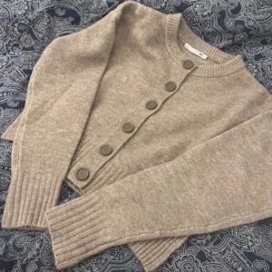 Finstickad tröja med knappar - Säljer denna koftan i beige/brun som endast är testad!💗 storlek S, pris kan alltid diskuteras!