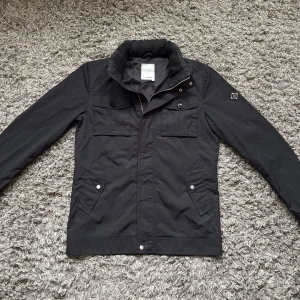 J Lindeberg bailey field jacket - Säljer denna riktigt feta j Lindeberg field jacketen!⭐️Skick : 8,5/10 lite smått smutsig och några knappar saknar annars väldigt bra skick 🙌Storlek M passar också S!⭐️NYPRIS = 4000kr! Hör gärna av er om ni har funderingar!👍