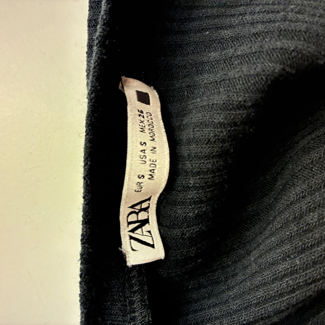 Svart ribbad topp med volang från Zara - 2