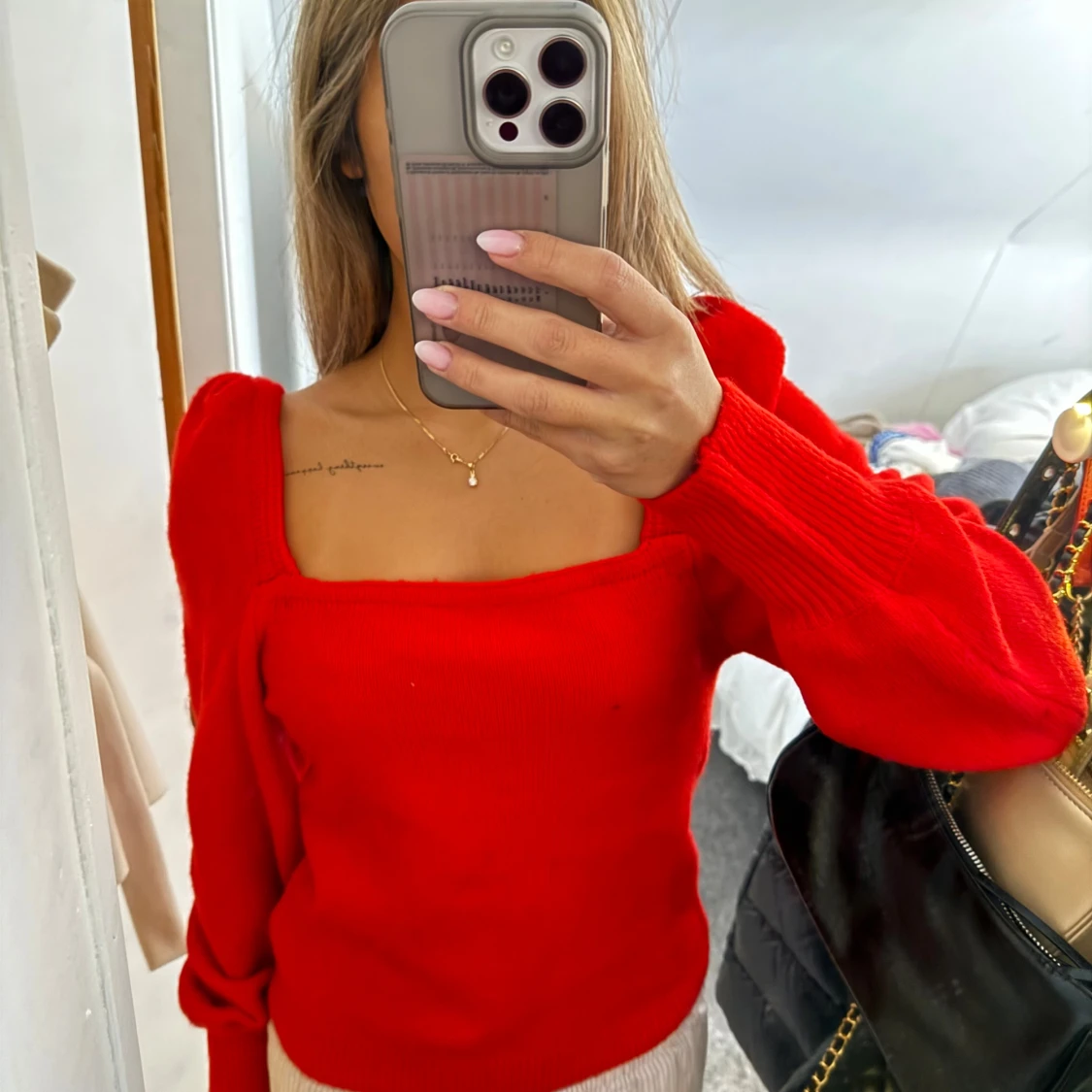 Röd stickad tröja med puffärm