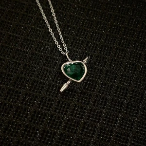 Rebel Love Inspired Maria Nilsdotter - Grönt hjärta med pil. Kedja 50 cm, justerbar. Hängets diameter 0,9 cm. Rostfri