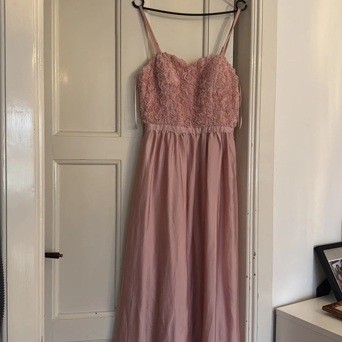 Ljusrosa långklänning med rosdetaljer