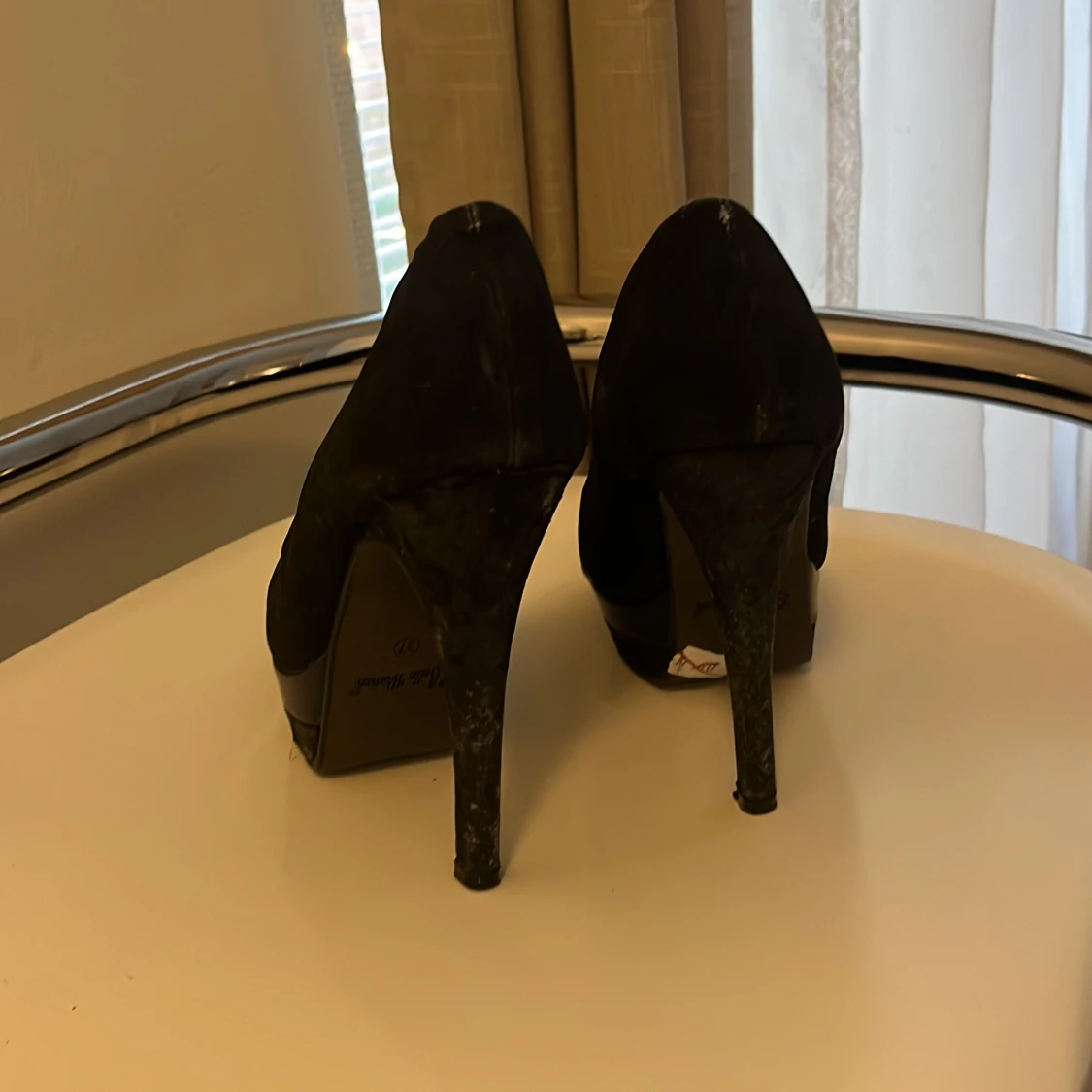 Svarta pumps med hög klack och platå - 2