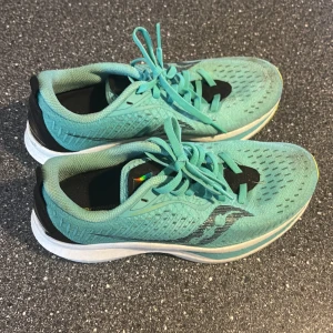 Turkosa Saucony Endorphin Speed - Världens skönaste löparsko, saucony endorphin speed 3, säljes då de är för små. Testat 2 löprundor så i princip nya. Nypris 2499kr