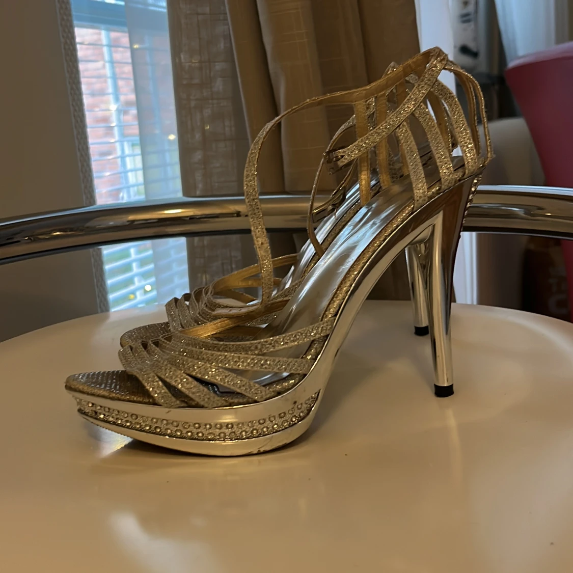 Glittriga silverfärgade höga sandaler - 1