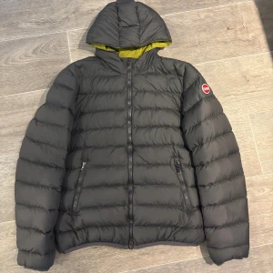 Colmar jacka - Säljer en snygg Colmar jacka i nyskick!Väldigt varm dunjacka perfekt för vintern! Strl M | skriv om du har några funderingar.