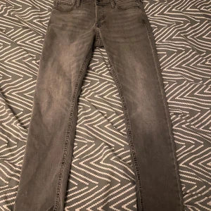 Grå skinny jeans från Jack & Jones - Säljer ett par gråa skinny jeans från Jack & Jones, modell 'Slim Glenn'. Byxorna har klassisk femficksdesign, smal passform och är tillverkade i stretchig bomullsmix för extra komfort. Perfekt för dig som gillar en modern och stilren look.