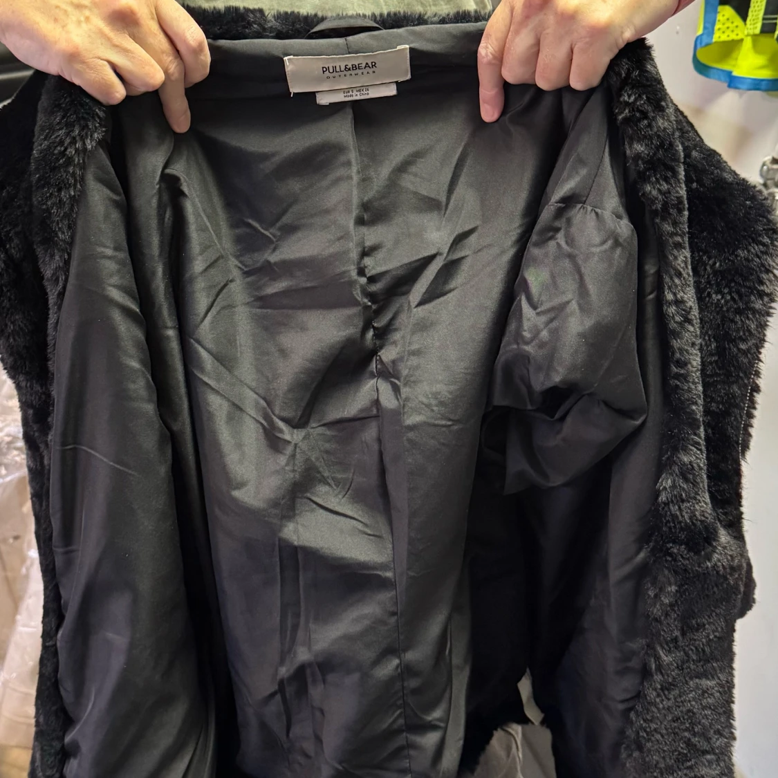 Svart pälsjacka från Pull&Bear - 2