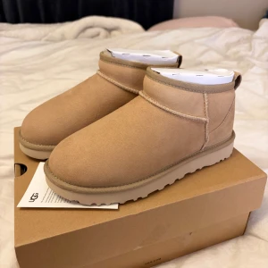 W Classic Ultra Mini - Säljer mina helt nya uggs i färgen sand. Nypris 2095
