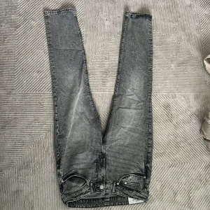 Grå straight jeans från H&M 32/32 - Snygga grå jeans från H&M i modellen Straight Regular Fit. De har en klassisk femficksdesign, raka ben och en cool tvättad look. Perfekt för dig som gillar en enkel och stilren vibe. Materialet är jeans och passformen är normal.