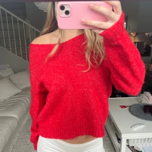 Röd stickad tröja från Kaffe - Säljer en röd stickad tröja som är perfekt nu till julen och kallare tider ☃️ Den sitter perfekt och är så mysig, älskar denna! Använd några gånger men inget tecken på användning. Storlek M men passar mig som är S 🫶🏼 Nypris 699 kr! 