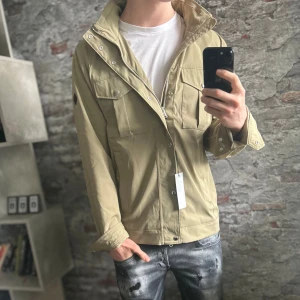 Ny J.lindeberg Bailey Field Jacket - Helt ny, inga defekter och tags medföljer! Storlek L passar också M, passar dig som är mellan 180-190cm ungefär. Nypris ca 4000kr. Modellen är 185 cm, 79 kg. Passar bra nu till vintern. Skriv för mer information!🤝