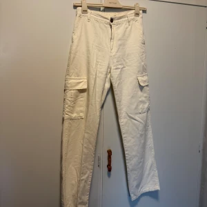 Vita cargopants med raka ben - Krämiga cargopants från stradivarius i storlek 38. 