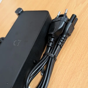  Laddare till elscooter  - Original Logitech G strömadapter med kabel, kompatibel med Logitech G-spelheadset. Svart färg, EU-kontakt och specialkontakt för headset. Fint skick, inga synliga skador eller slitage. Perfekt som ersättningsladdare eller extra adapter.