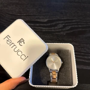 Ferrucci Klocka - En väldigt fin och nätt klocka med små stenar i två olika toner. Helt oanvänd. 