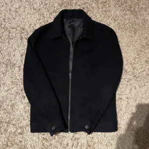 MNG overshirt jacka svart herr M  - Säljer nu en jacka / overshirt från MNG i storlek M. Mycket bra skick inga defekter. Jackan är tjock o passar bra till vinter o höst. Postas antigen samma dag som köp eller dagen därpå🙌💯