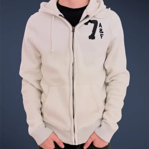 Hoodie  Abercrombie & Fitch - Tvärrfet hoodie från Abercrombie i stl L. DEN ÄR NY, bara använd ett fåtal gånger! Med tjock luva och kontrasterande armslut och midja är den en av de fetaste hoodies där ute🙌. Tveka inte att höra av dig om vilka frågor du än har! Ha de gött :) Modellen är 186, väger 78 kg ish.