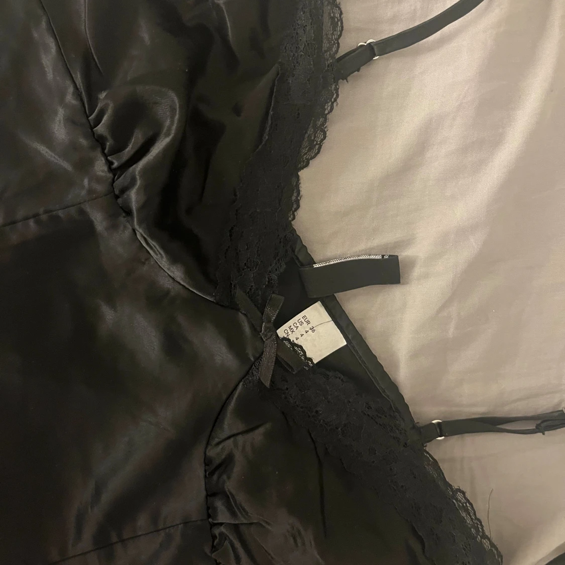 Svart satin topp - 2