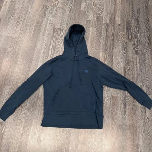 Acne hoode - Säljer en blå acne hoodie i storlek M. Passar mig som är 174 cm. Tröjan är i fint skick