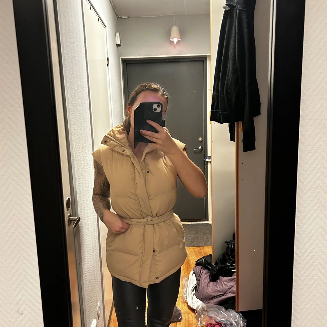 Beige dunväst med bälte och hög krage - 1