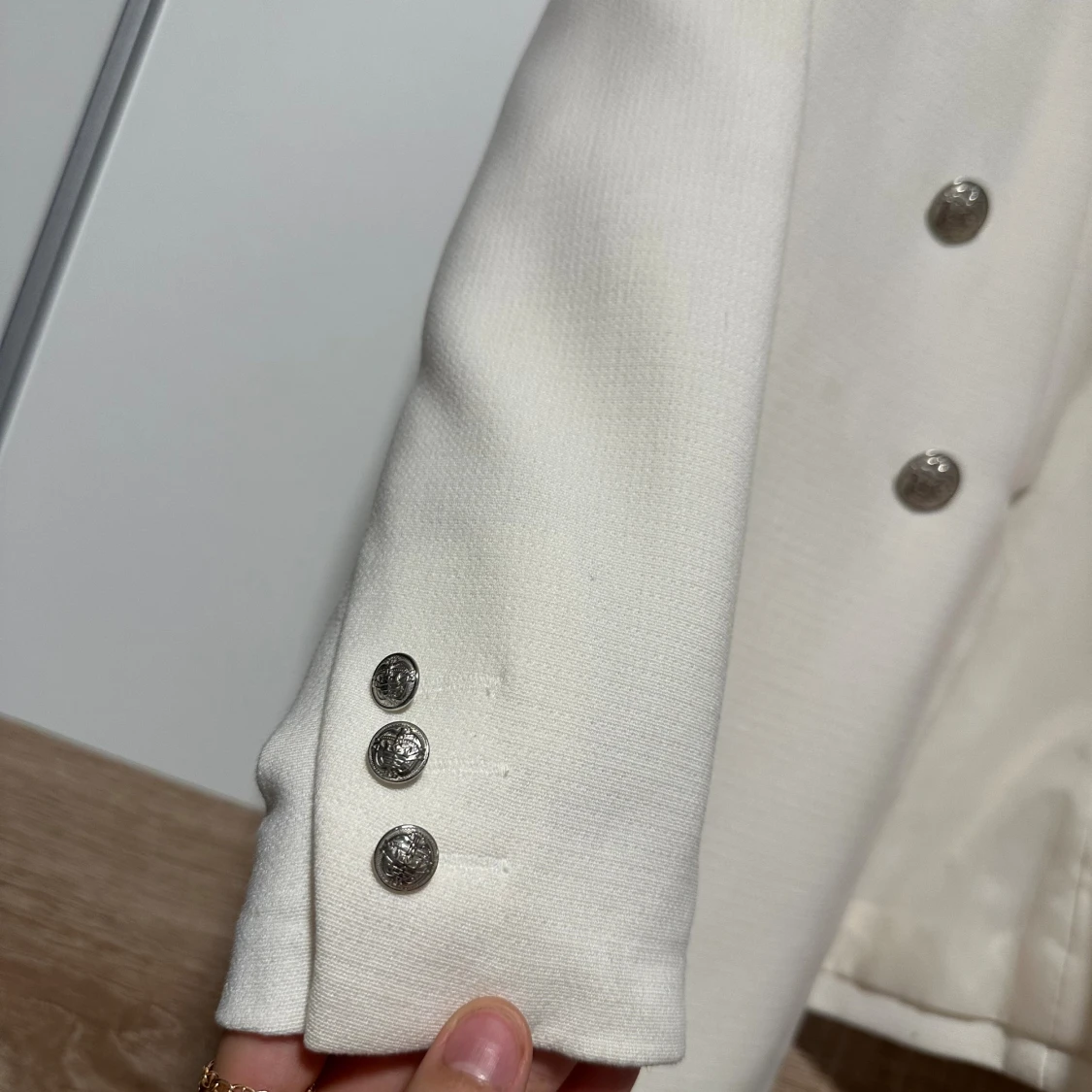 Vit kavaj med silvriga knappar H&M - 1