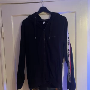 Moschino underwear hoodie  - Svart hoodie från Moschino Underwear som inte kommer till användning. Nypris runt 3000 mitt pris 999 fint skick 