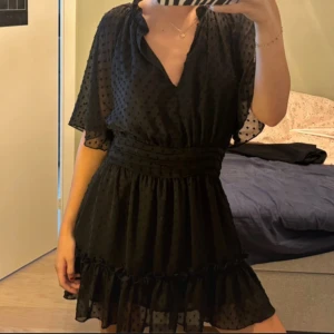 Svart Zara klänning - Söt klänning från Zara. Endast använd fåtal gånger. 