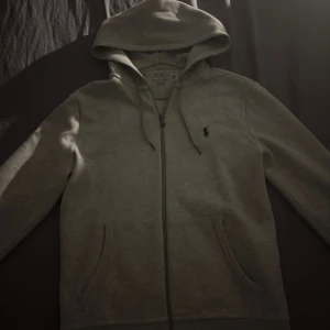Grå hoodie från Polo Ralph Lauren XS - Tjena säljer min gråa zip hoodie från Polo Ralph Lauren i storlek XS. Tröjan är lite lite för liten för mig i min smak och är 173 cm lång, använt max 3 gånger så de helt nytt skick typ. Köpte för 1900 på Zalando och mitt pris är 1400 pris kan diskuteras , vid intresse är de bara höra av sig🙌🏼