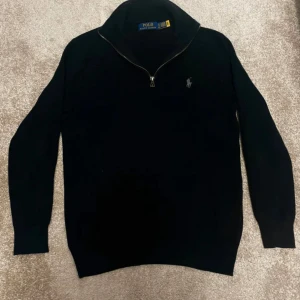 Polo Ralph Lauren stickad halfzip - Säljer nu denna stilrena svart stickad tröja från Polo Ralph Lauren perfekt nu mot höst/vintern. Den är i storlek XS och är lite slim i passform. Tveka inte över att ställa fler frågor eller funderingar, pris går även att diskutera