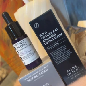 Retinolserum & Lifting Serum - Retinol Intense Reactivating Serum från Cos De BAHA i mörklila glasflaska med pipett, samt Multi Peptides & GF Advanced Lifting Serum från Allies of Skin i svart förpackning. Perfekt för dig som vill boosta hudens lyster och spänst.