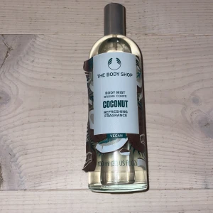 Bodyshop Coconut bodymist💗 - Body mist från The Bodyshop. Typ aldrig andvänd den men sidorna har lossnast lite🫰