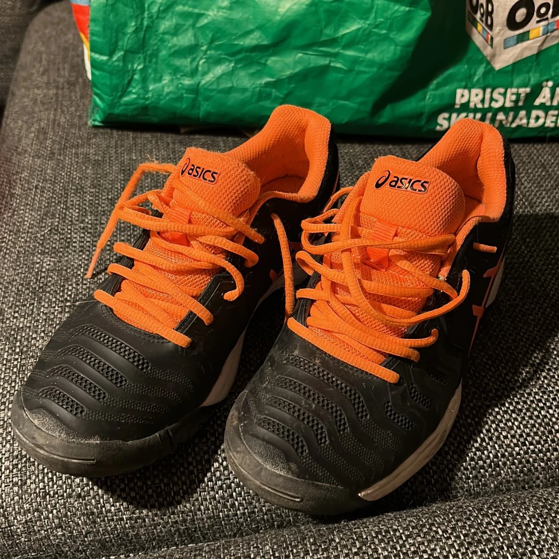 Svarta och orangea Asics sneakers